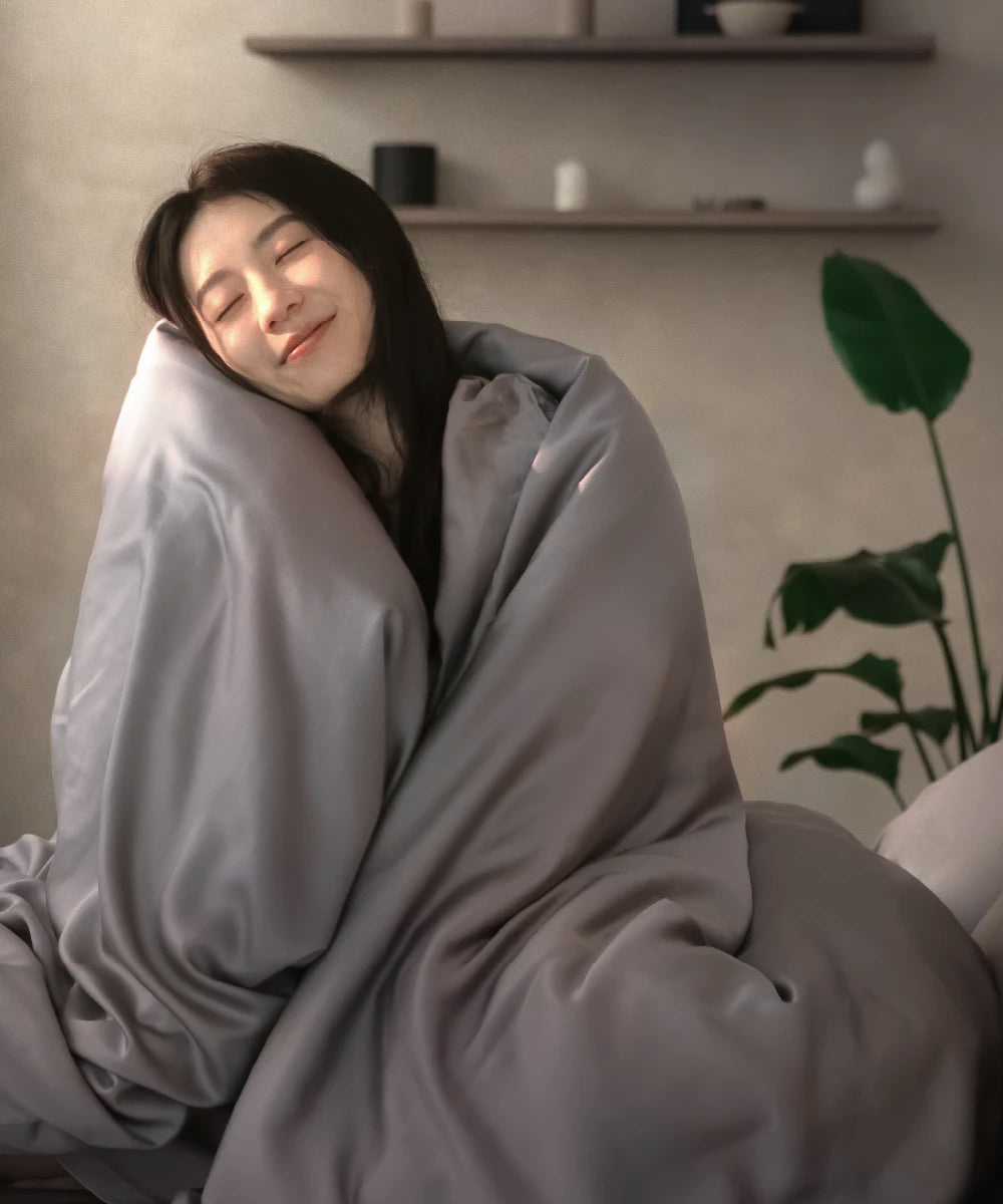 女子帶著滿足的微笑,裹著暮光灰顏色的兩用被