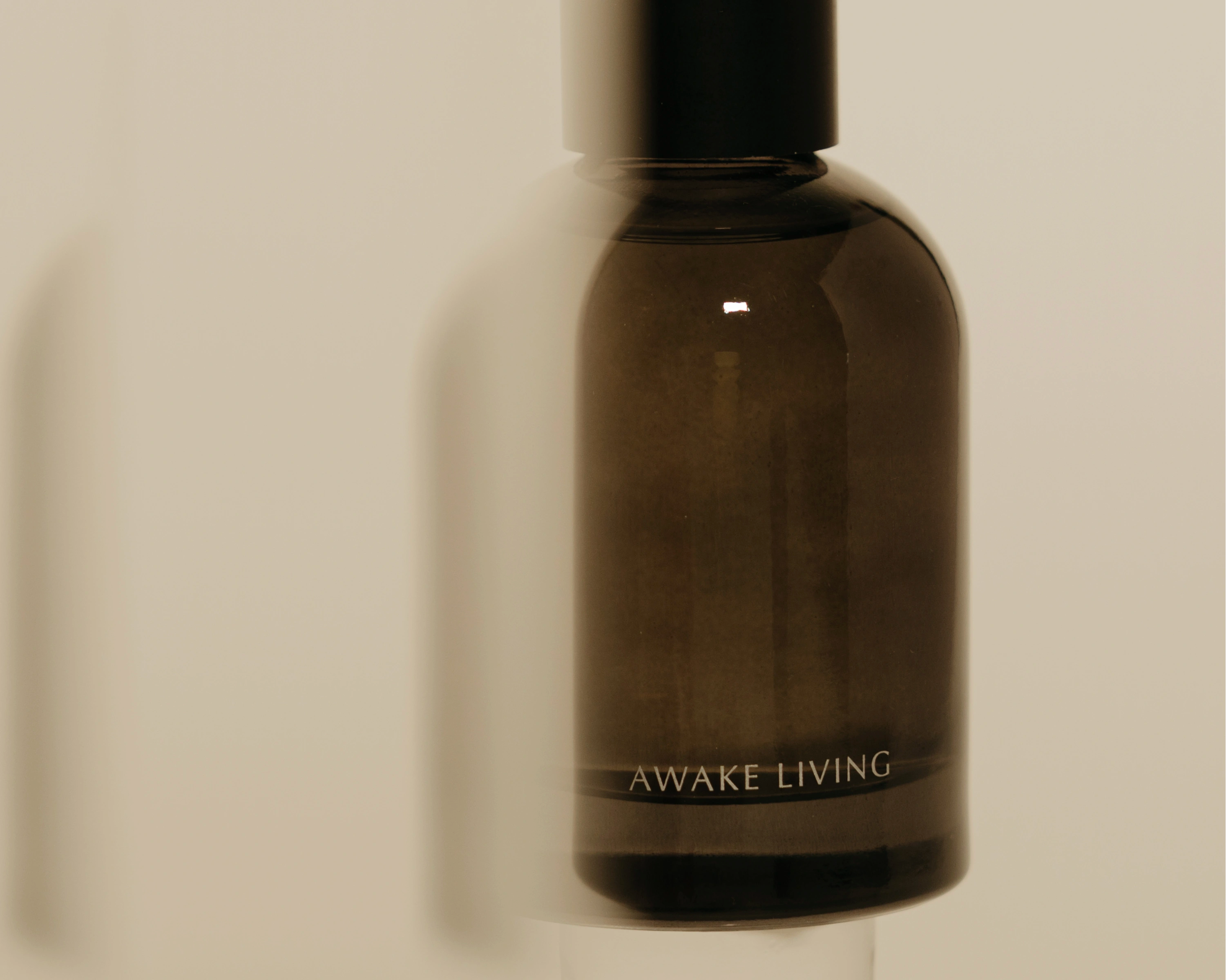覺醒家居室內擴香瓶身側拍,露出 Awake Living 字樣。