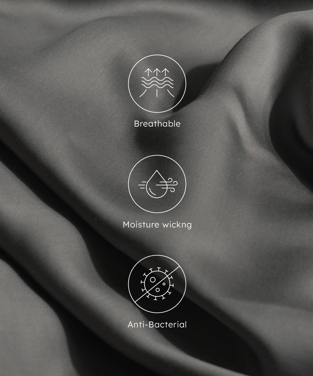 極致灰顏色寢具的背景前方放置三個不同 Icon，分別寫著 Breathable, Moisture wickng & Anti-Bacterial
