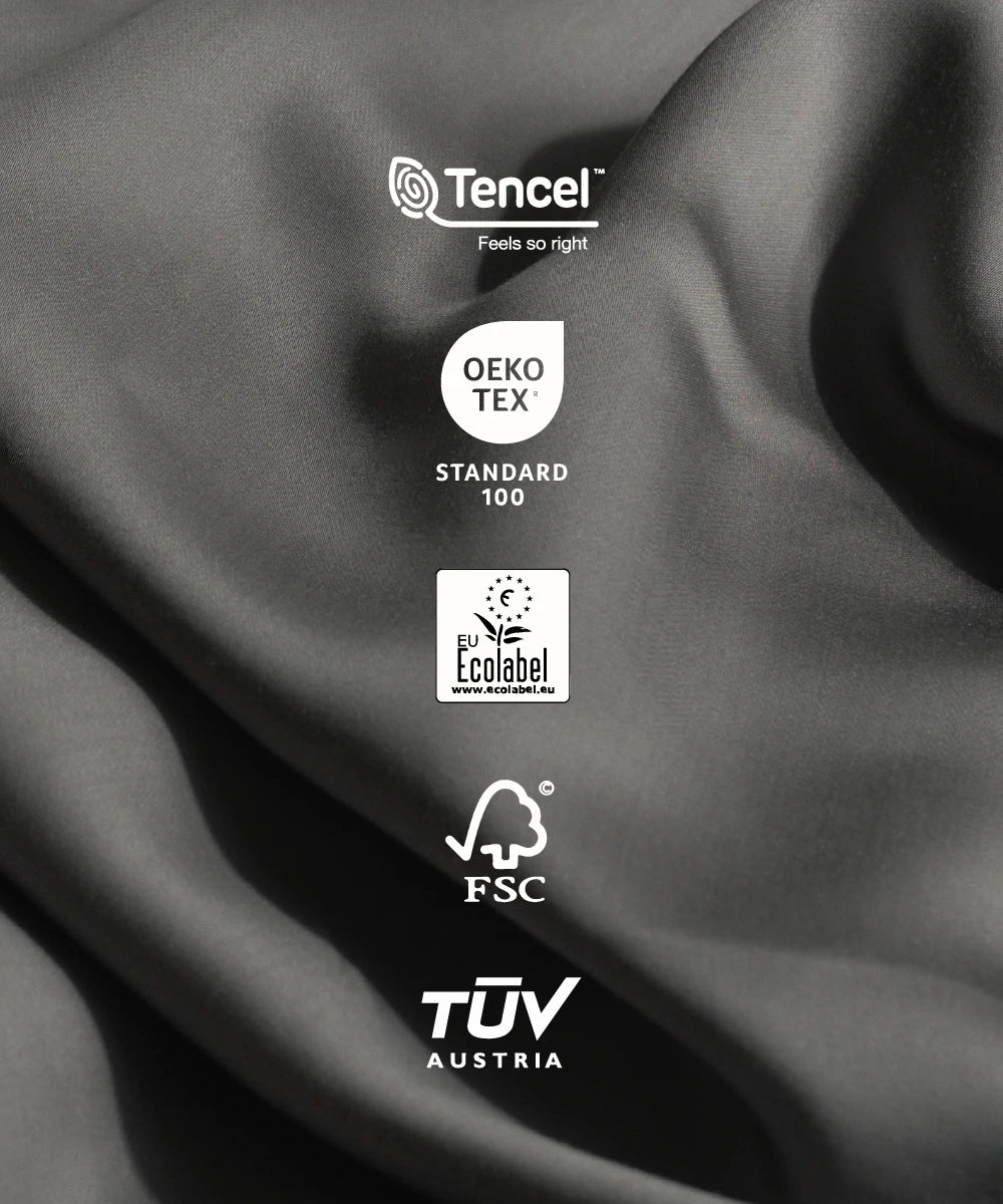 深色揉起的寢具前壓印著國際認證 Icon，如 Tencel, OEKO TEX, FSC 等等內容。