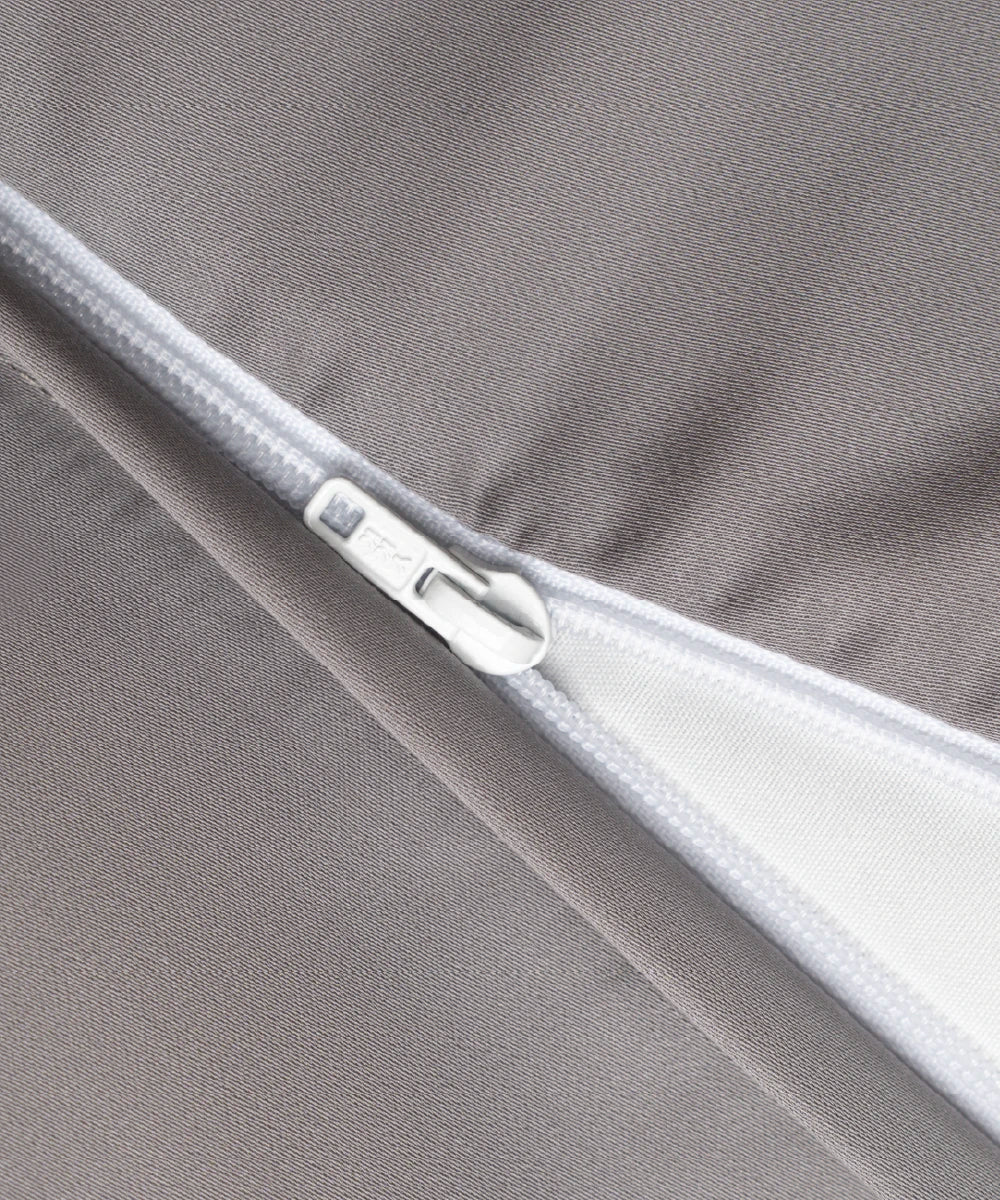 細部拍攝半開 YKK 拉鏈的灰色寢具