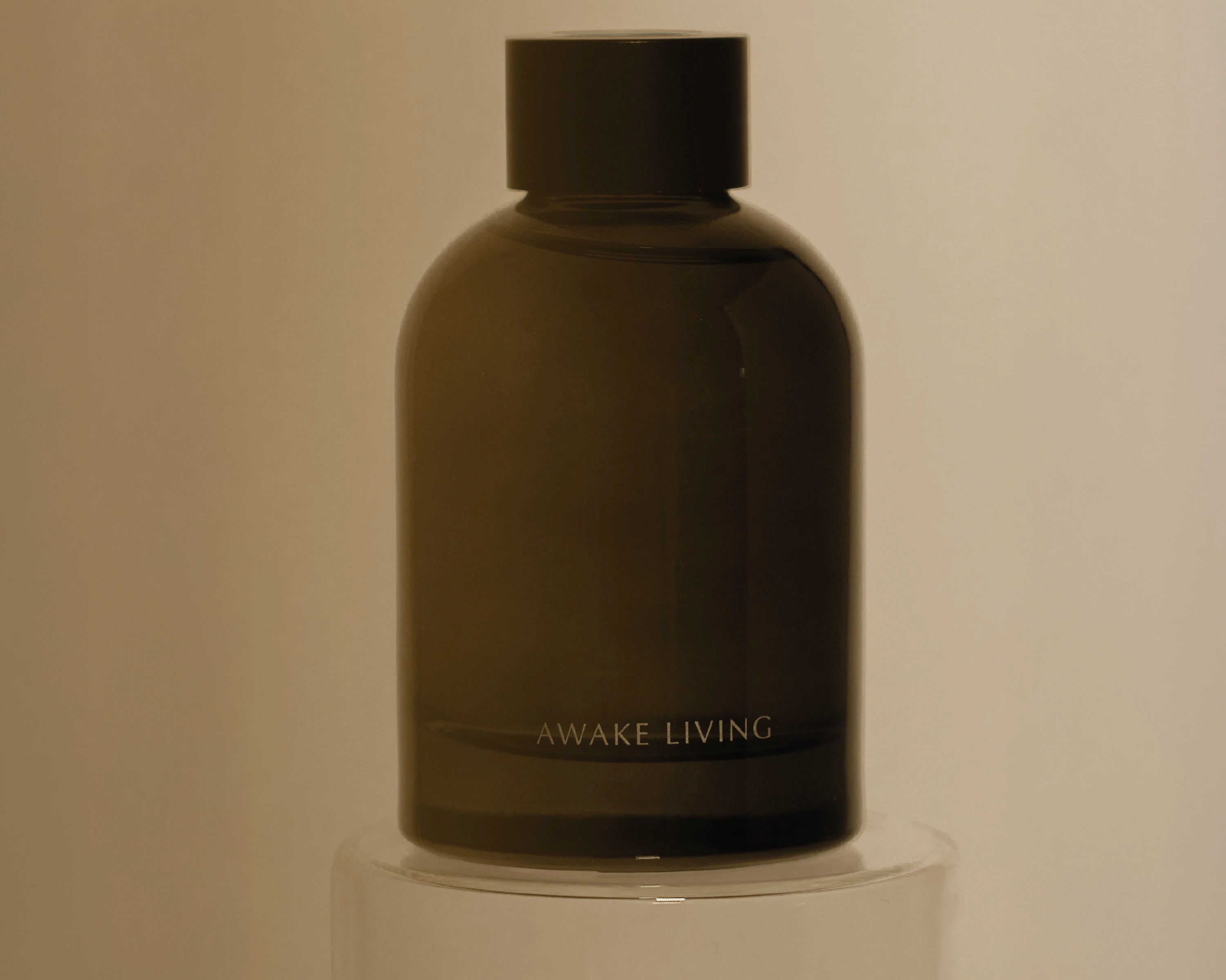 覺醒家居室內擴香瓶身正拍，露出黑色瓶蓋與 Awake Living 字樣。