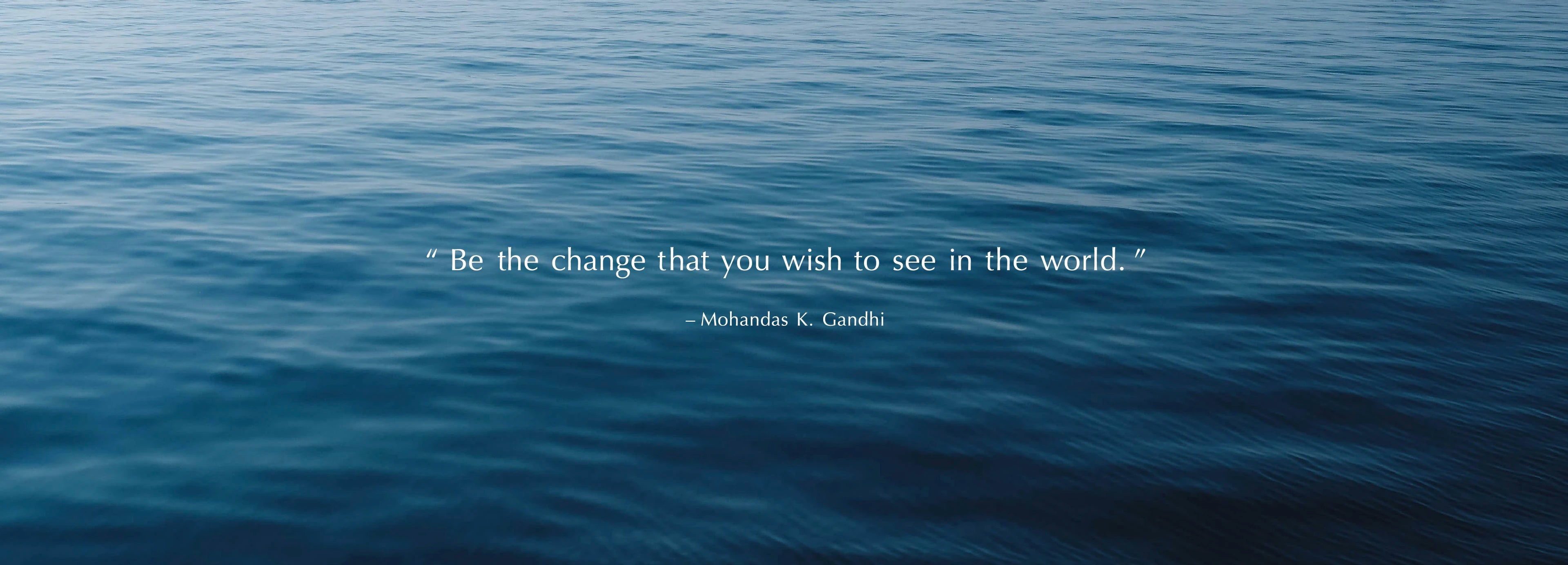 平靜的海面上浮現甘地的名言：Be the change that you wish to see in the world.